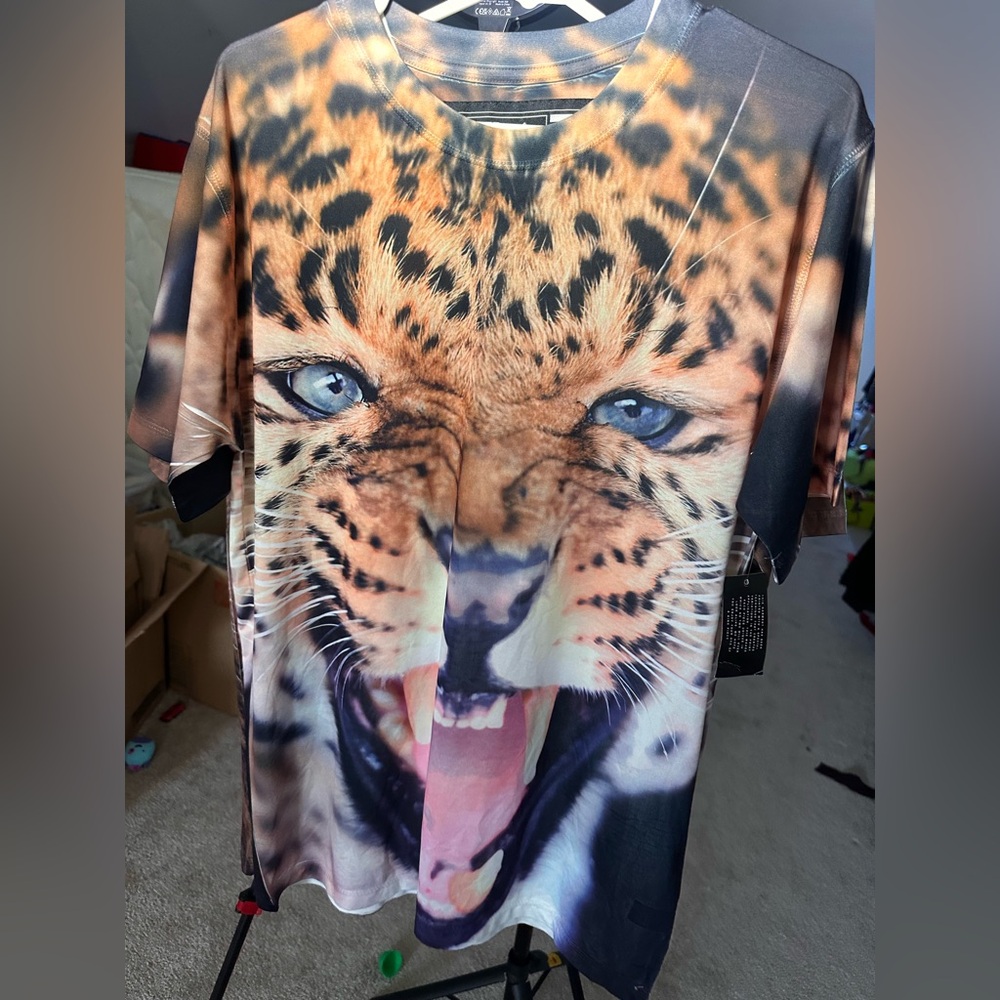 ROARING Leopard Super Massive Graphic Tee - NWT Medium